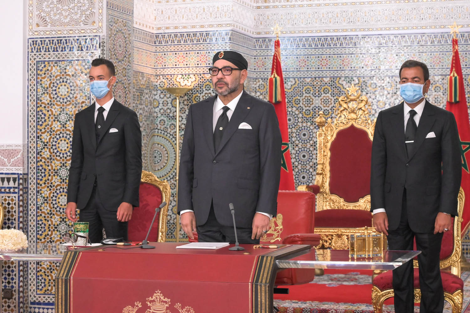 العاهل المغربي الملك محمد السادس وولي العهد الأمير مولاي الحسن والأمير مولاي رشيد