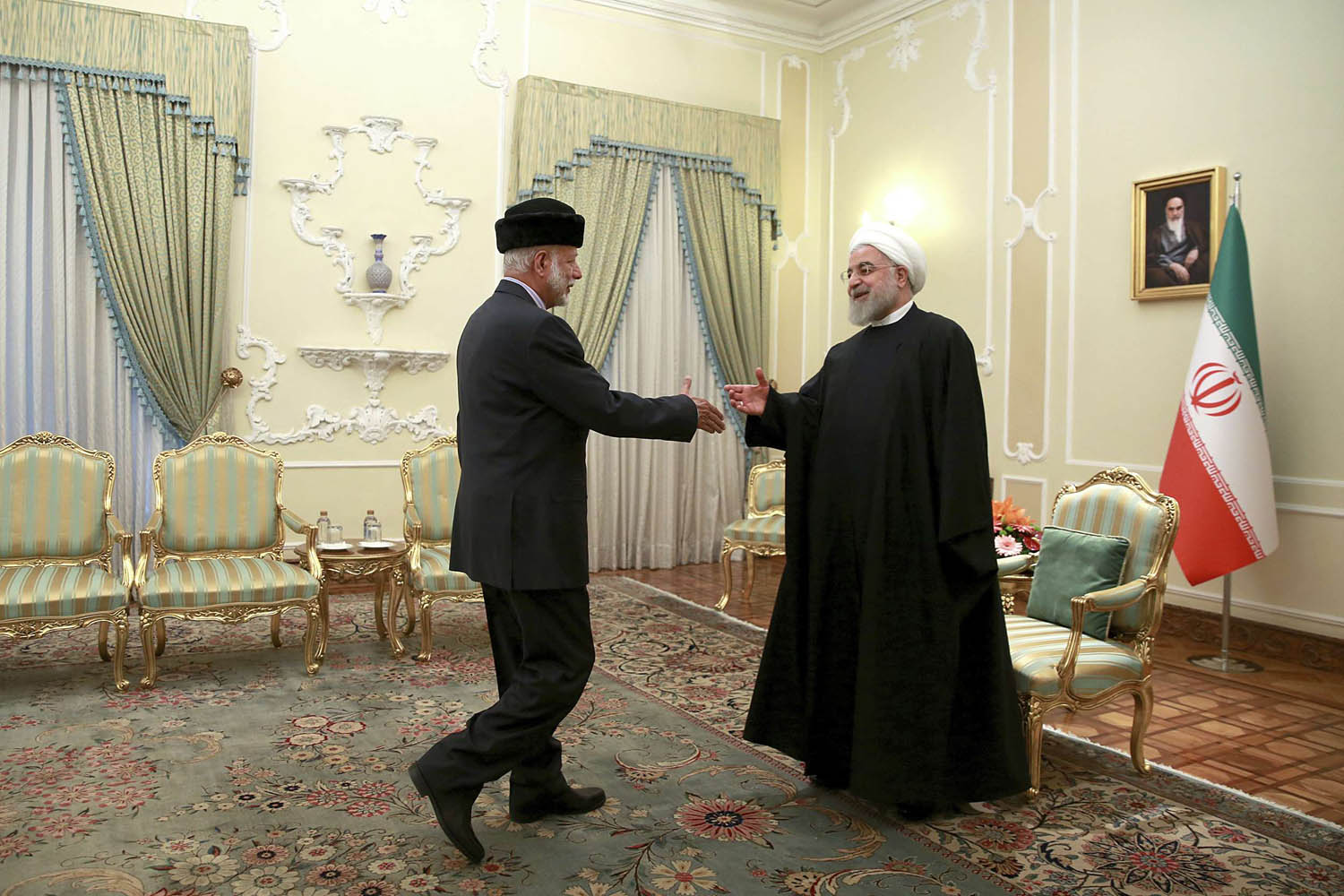 الرئيس الإيراني حسن روحاني يستقبل وزير الشؤون الخارجية العماني السابق يوسف بن علوي
