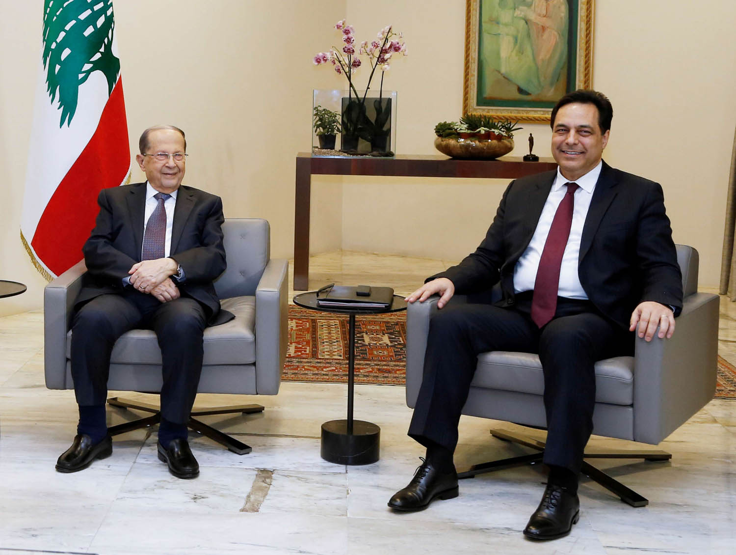 الرئيس اللبناني ميشال عون يستقبل رئيس الوزراء المستقيل حسان دياب
