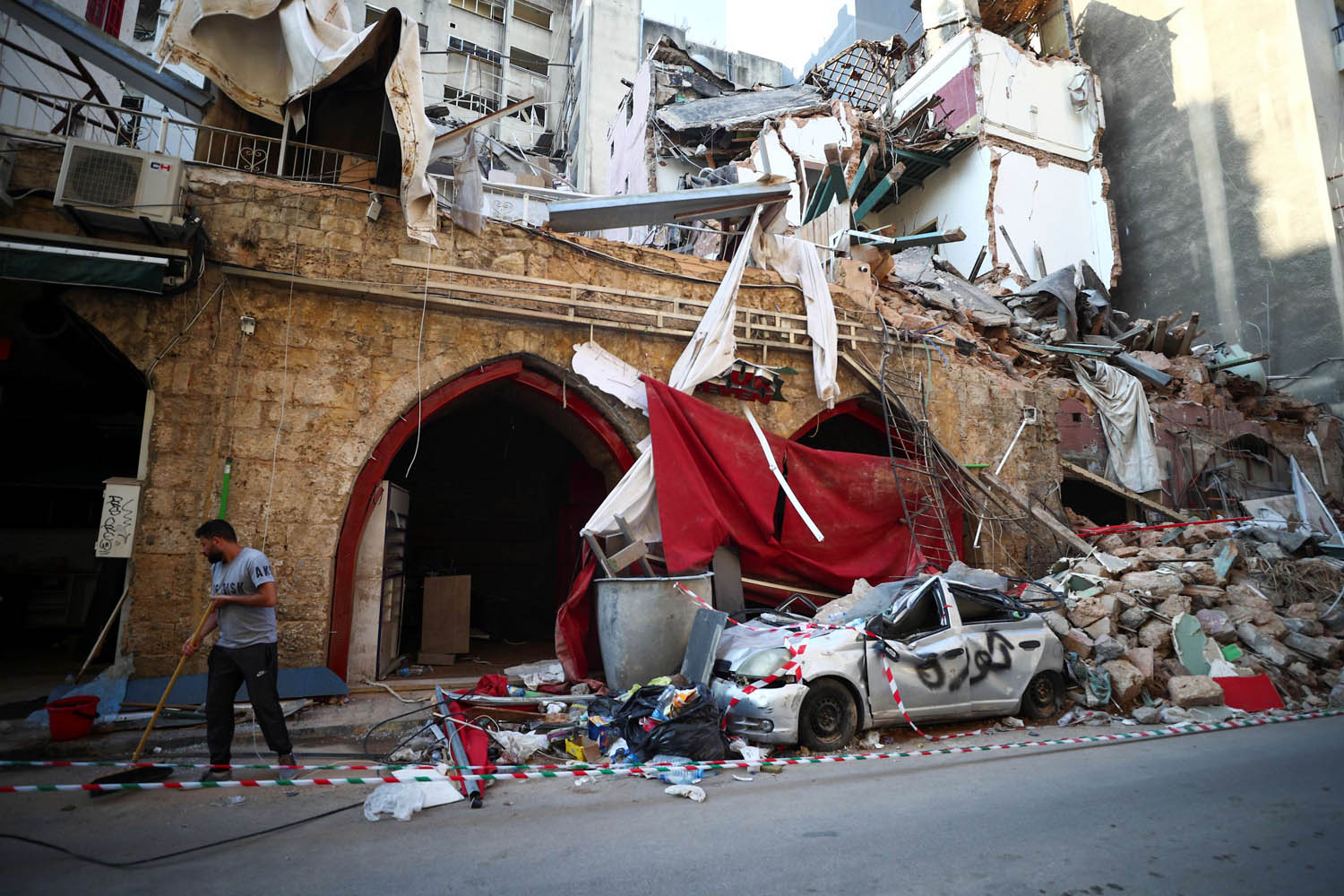 لبناني يزيل انقاضا تسبب بها انفجار بيروت