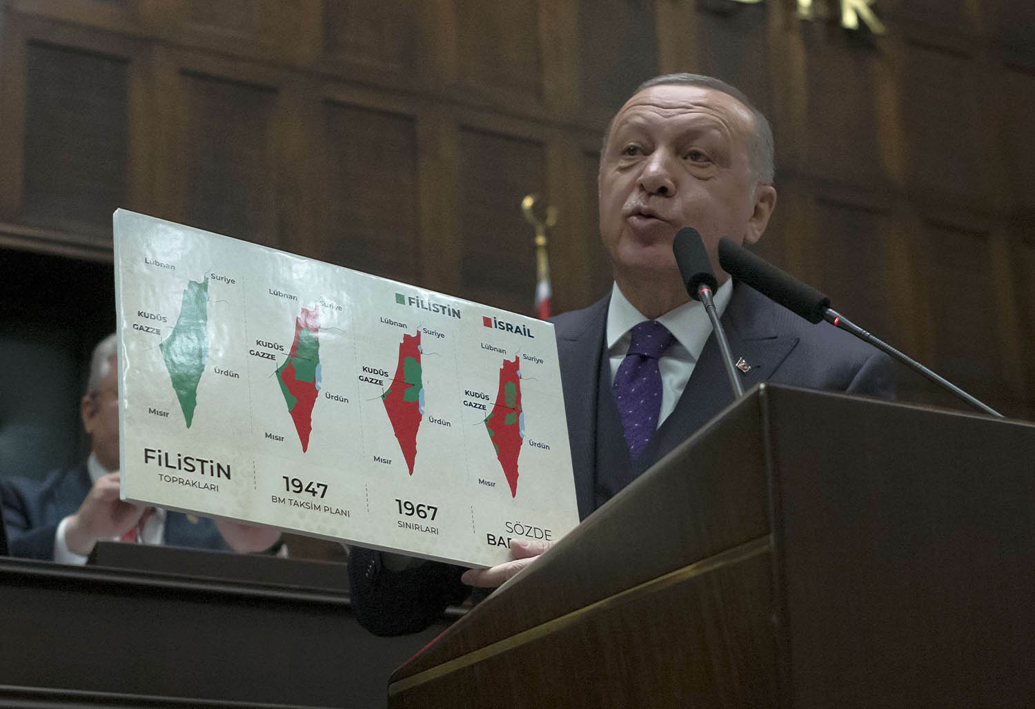 الرئيس التركي رجب طيب أردوغان مع خريطة اسرائيلية/فلسطينية