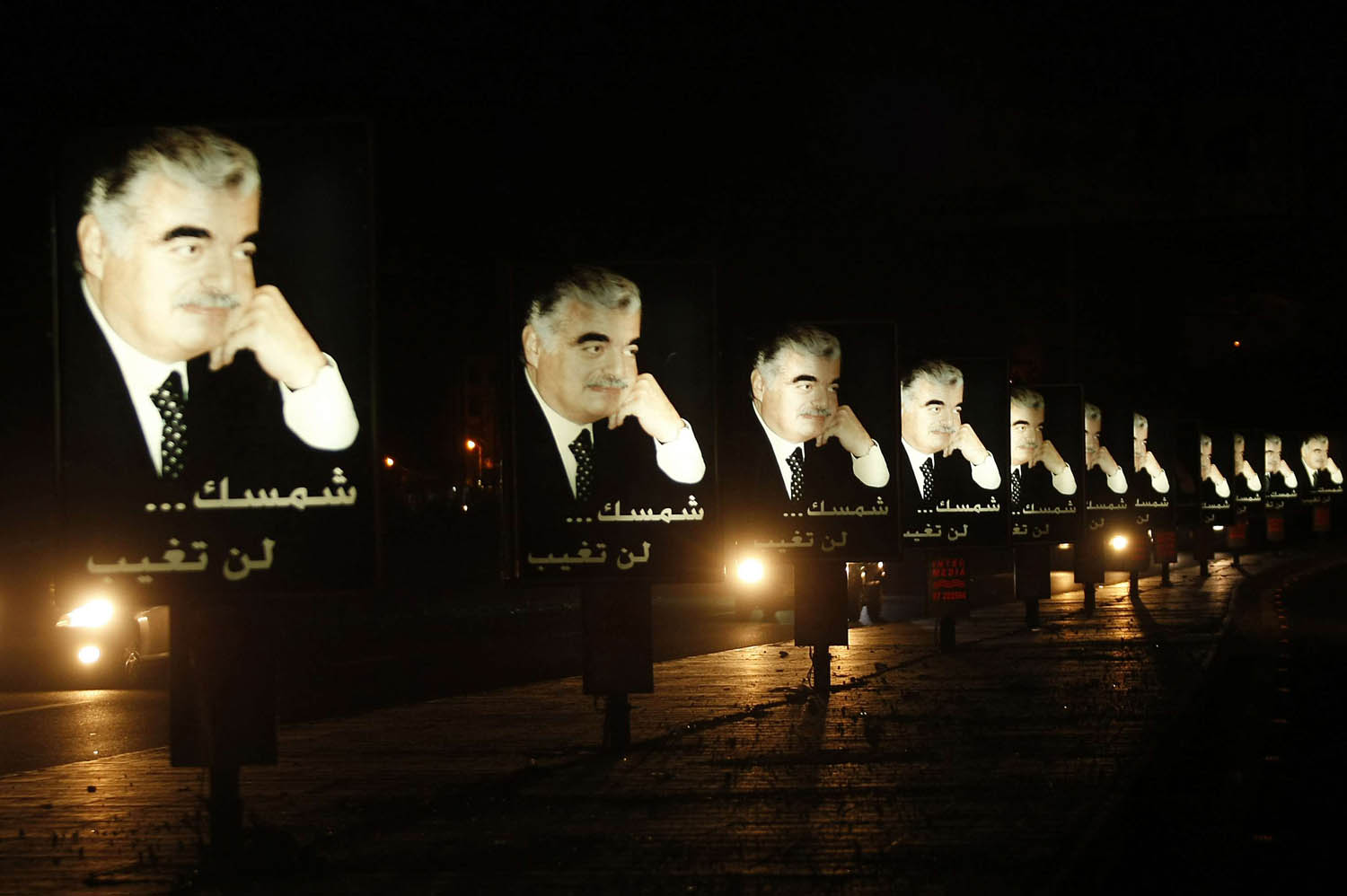 ملصقات تحتفي بذكرى الحريري في بيروت