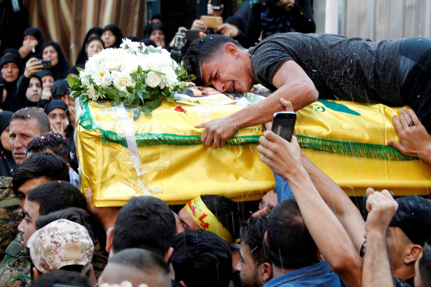جنازة لمقاتل في حزب الله قتل في حلب