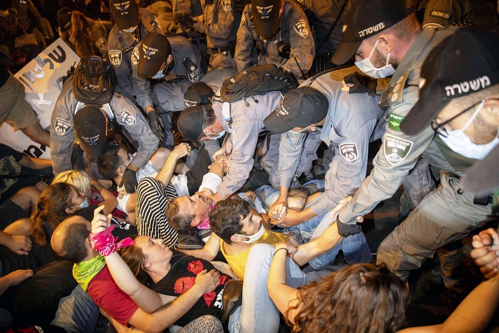غانتس الشريك في الائتلاف الحكومي يندد باستخدام العنف ضد المحتجين المطالبين باستقالة نتنياهو
