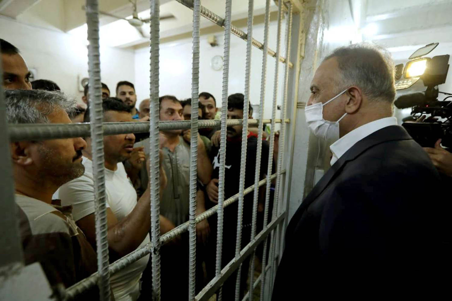 رئيس الحكومة العراقية مصطفى الكاظمي يزور سجناء في سجن المثنى وسط بغداد