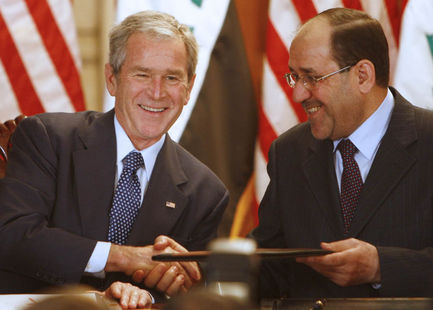 الرئيس الأميركي السابق جورج بوش مع رئيس الوزراء العراقي السابق نوري المالكي