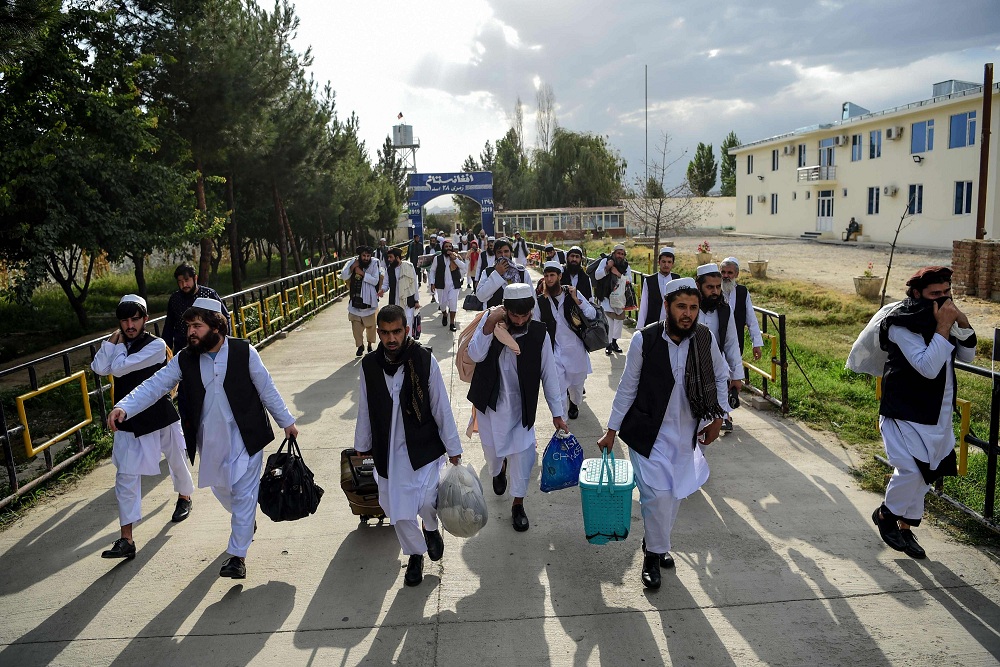الحكومة الأفغانية تفرج عن دفعة جديدة من سجناء طالبان في بادرة حسن النية