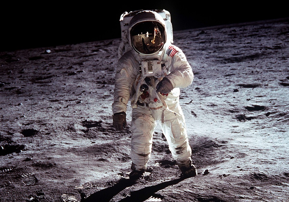 رائد الفضاء الأميركي باز ألدرين يقف على سطح القمر في مهمة ابولو 11 عام 1969
