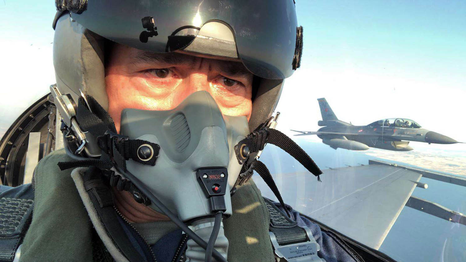 وزير الدفاع التركي خلوصي أكار في طائرة أف 16 خلال مناورة