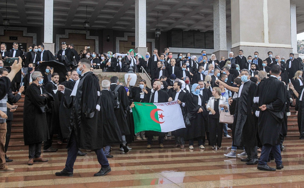 أجواء مشحونة على كافة الاصعدة تسبق استفتاء على تعديل الدستور الجزائري