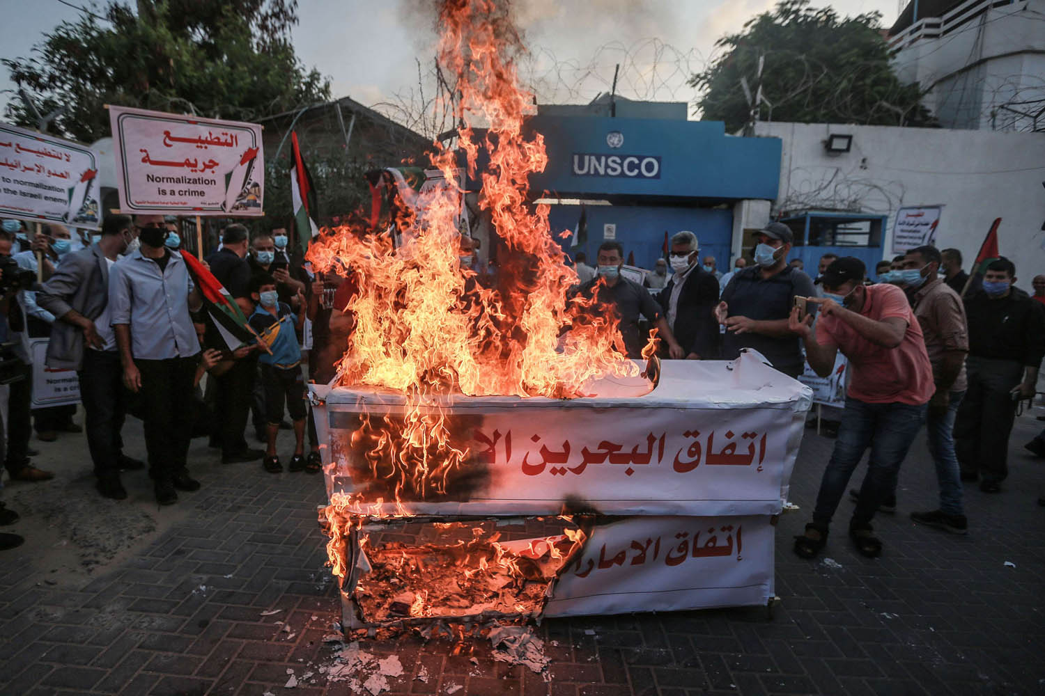 فلسطينيون يحرقون توابيت رمزية للاحتجاج على اتفاق السلام الاسرائيلي الاماراتي البحريني