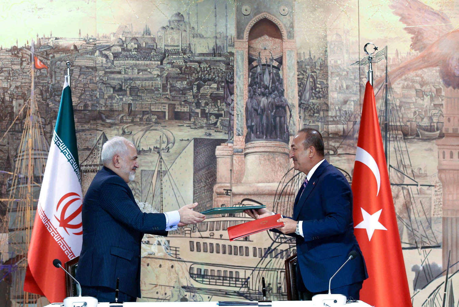 وزيرا خارجية تركيا وإيران يتبادلان مذكرتي تفاهم في اسطنبول