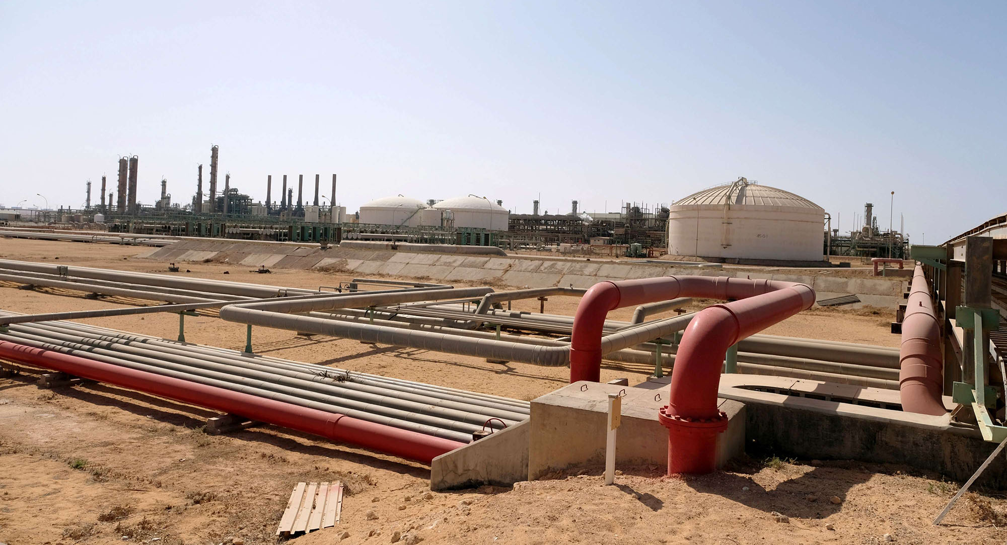 انتاج النفط الليبي انخفض مما يزيد على مليون برميل يوميا الى اقل من 100 الف