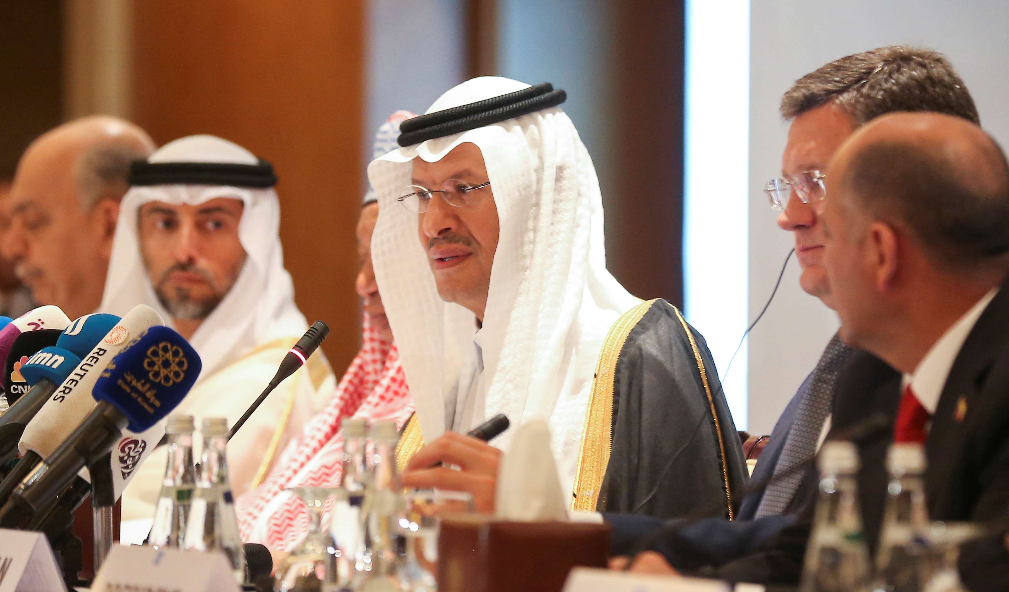 وزيرا الطاقة السعودي الأمير عبدالعزيز بين سلمان والإماراتي سهيل بن محمد المزروعي