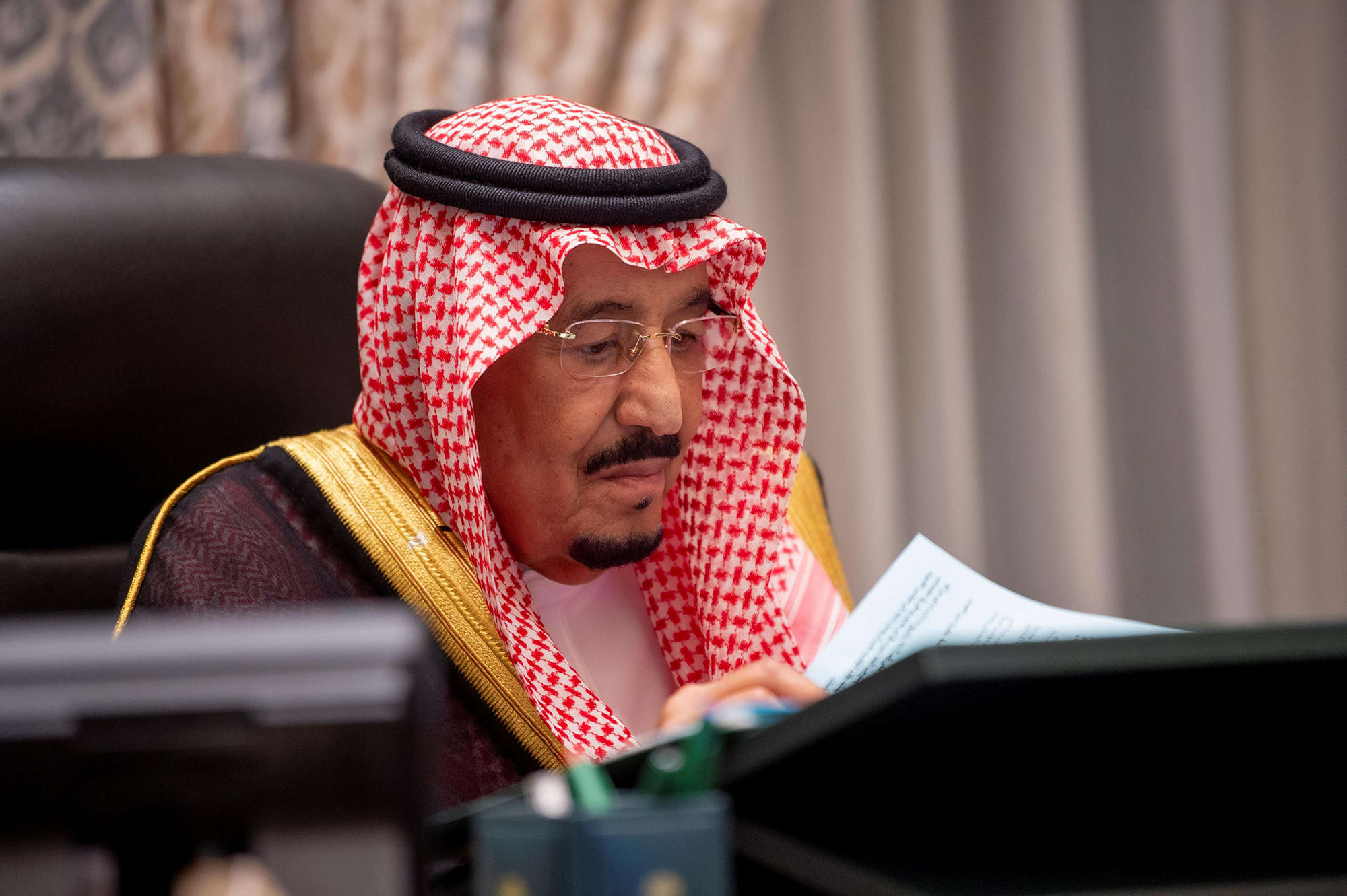 الملك سلمان يذكّر بالمبادرة العربية المعروضة من 18 عاما