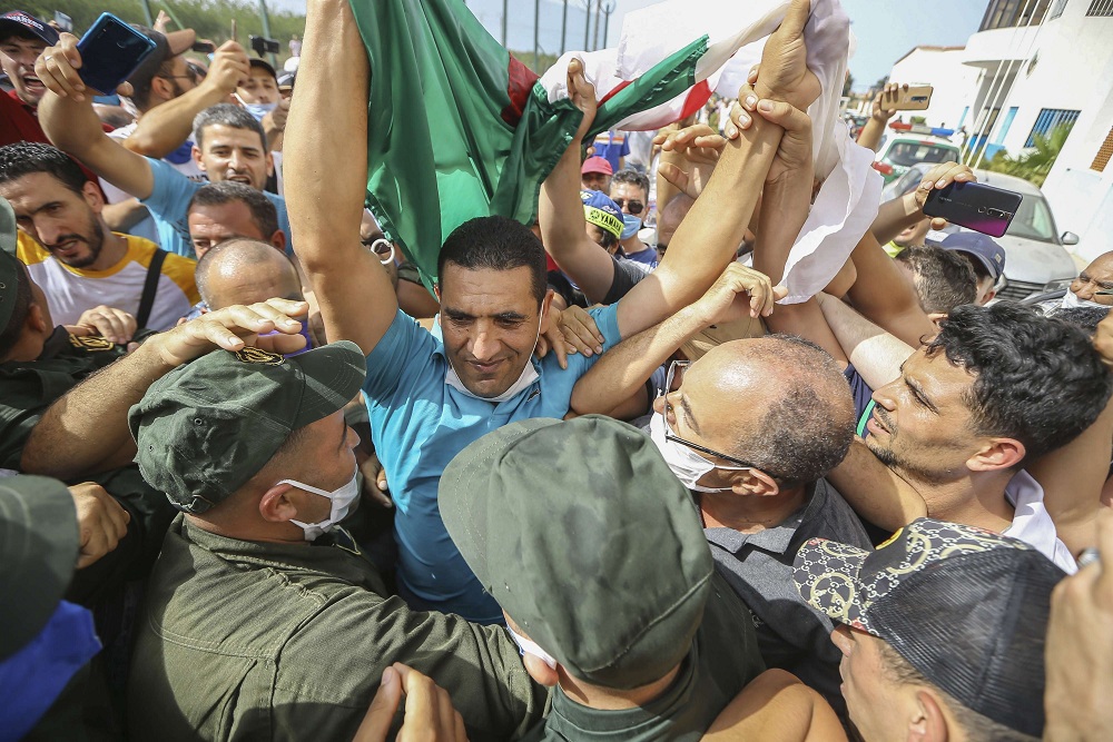 العشرات من نشطاء الحراك الجزائري تعرضوا للاعتقال بينهم كريم طابو