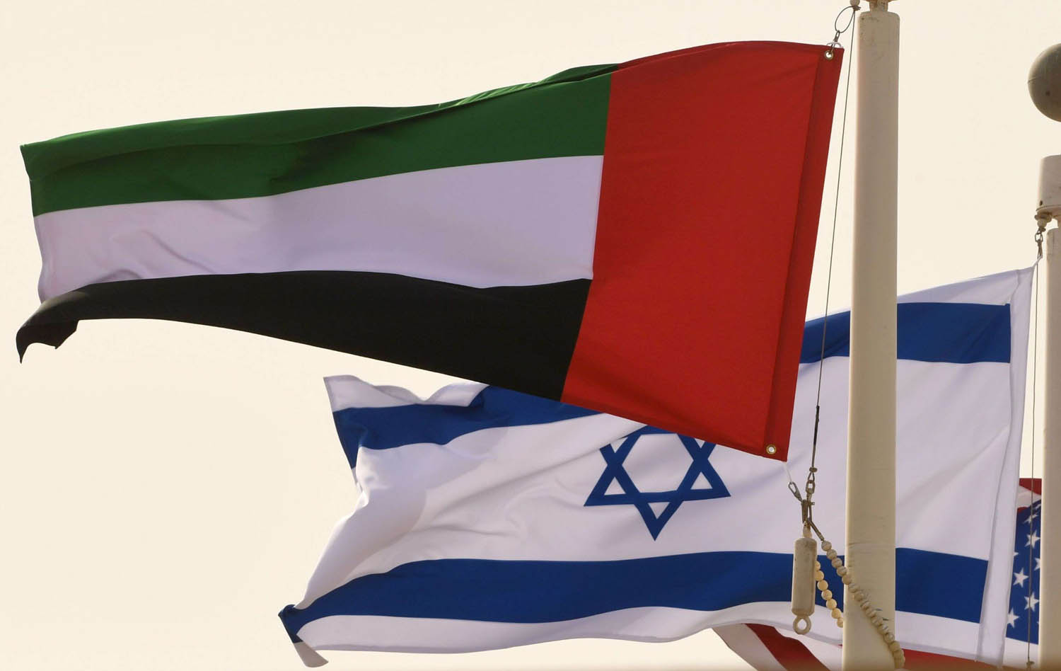 العلمان الاماراتي والإسرائيلي في مطار أبوظبي