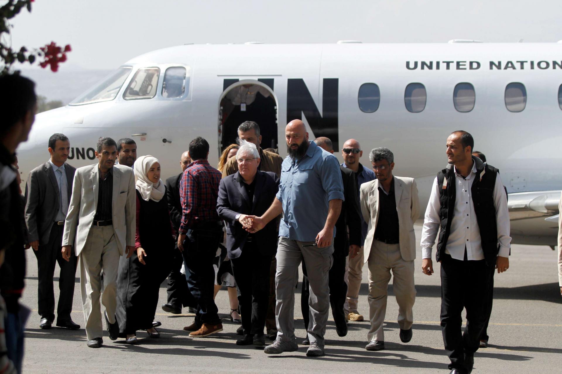 الحوثيون يعلقون الرحلات الجوية إلى صنعاء في تازيم للوضع الانساني