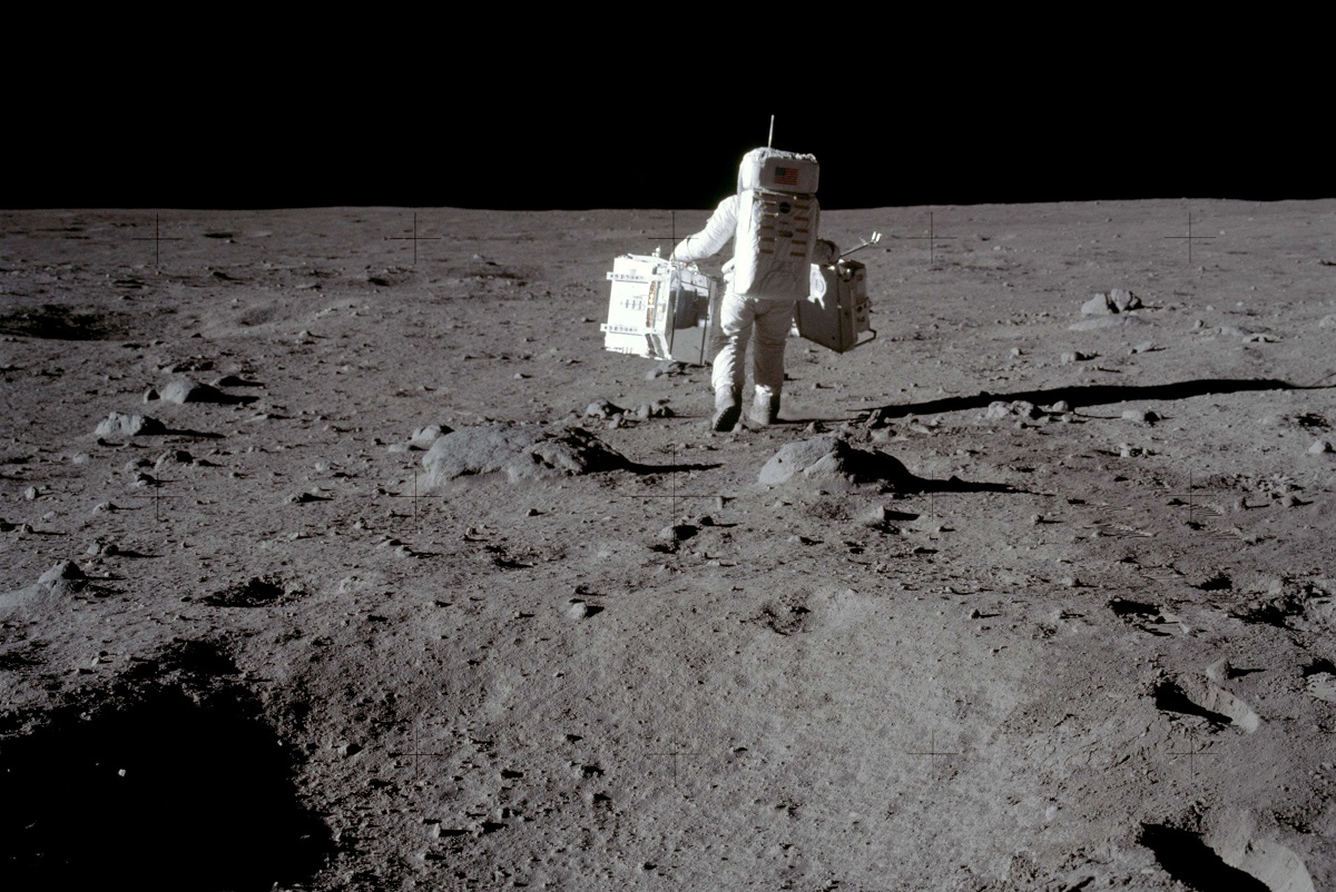 رحلة ابولو 11 الى القمر عام 1969