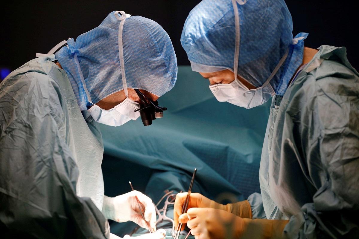 جراحان يجريان عملية قلب لمريض في أحد مستشفيات فرنسا