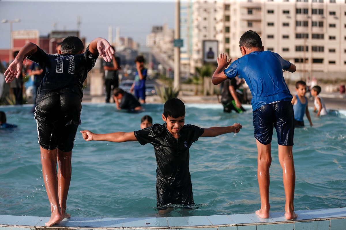 أطفال يسبحون في غزة