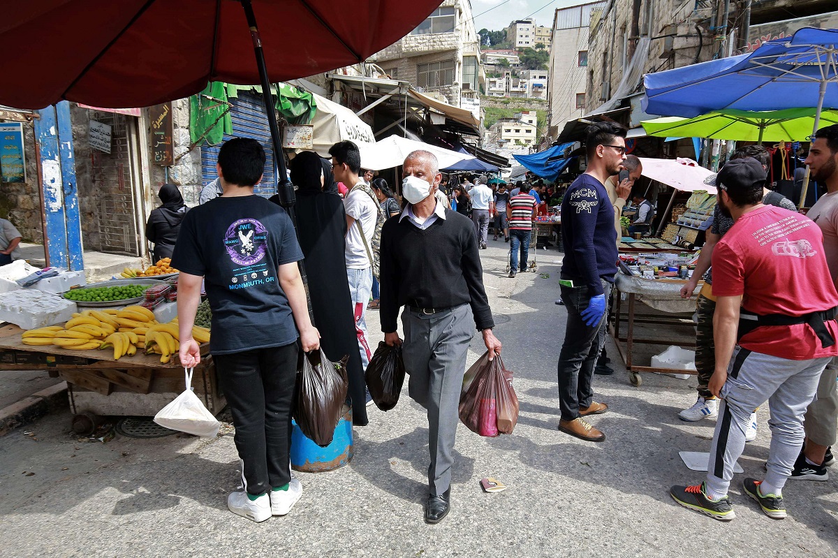 أردنيون يتسوقون في أحد الأسواق الشعبية بوسط عمان
