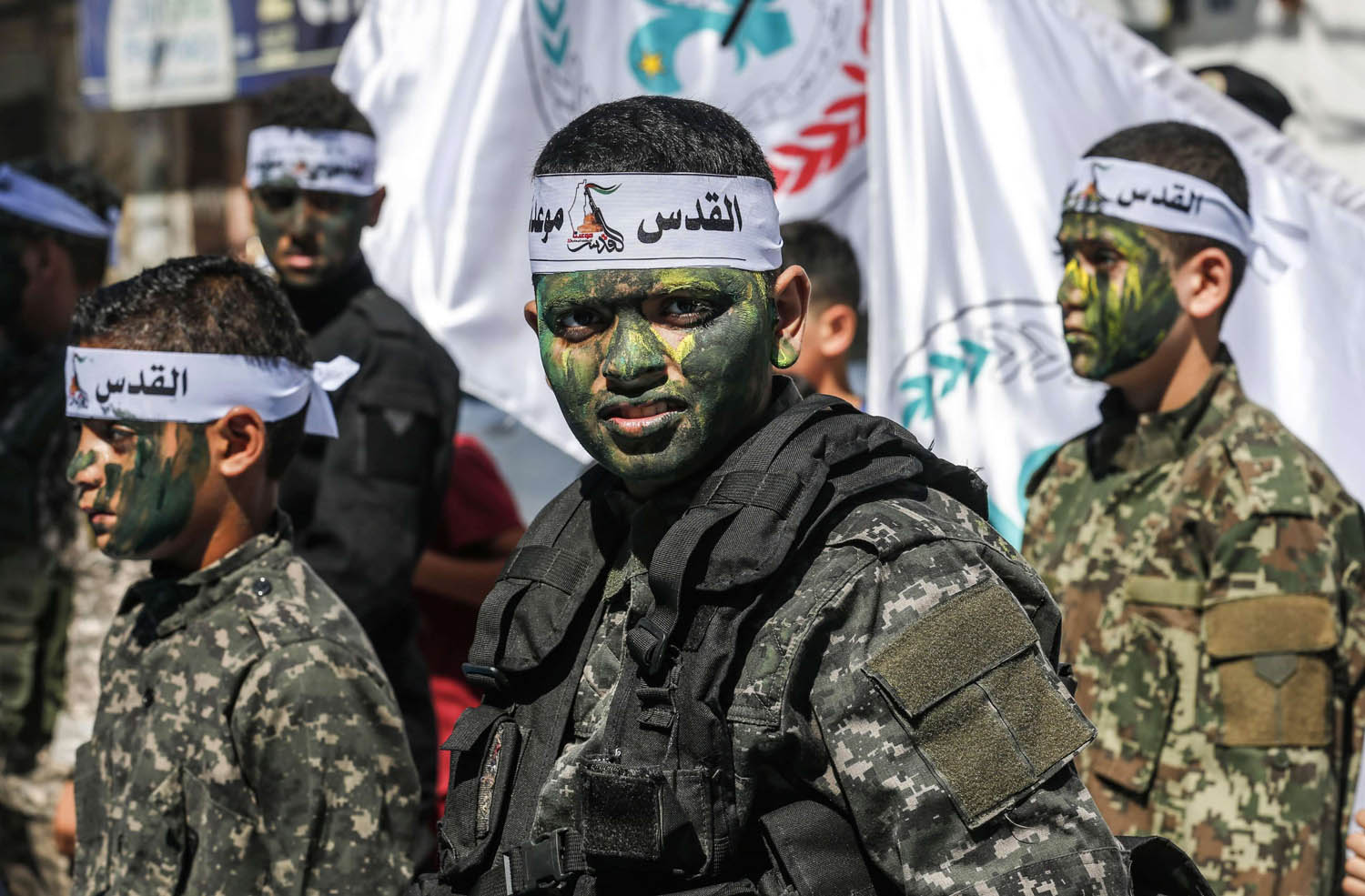صبيان فلسطينيون يرتدون أزياء عسكرية في استعراض في غزة