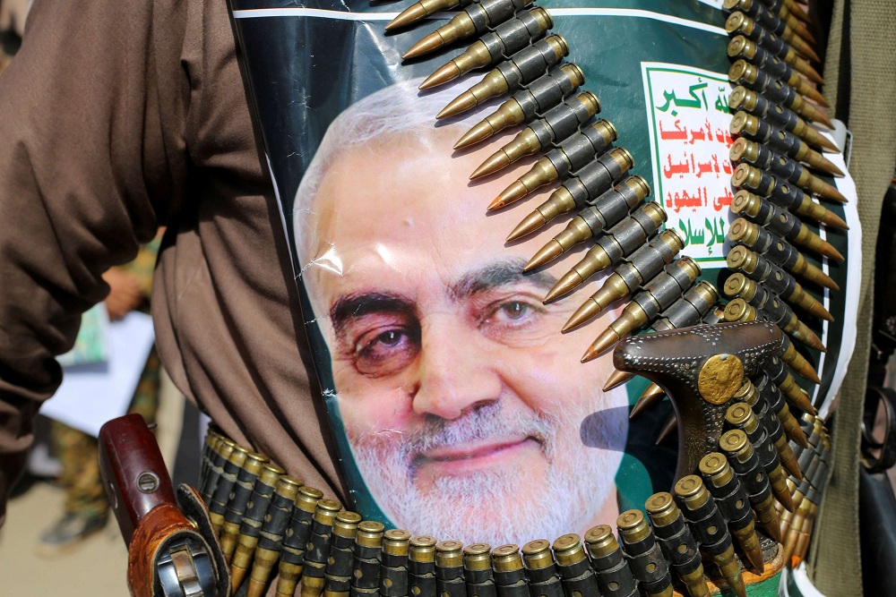 مسلحون حوثيون يرفعون صور قائد فيلق القدس السابق الجنرال قاسم سليماني بعد مقتله في بغداد 