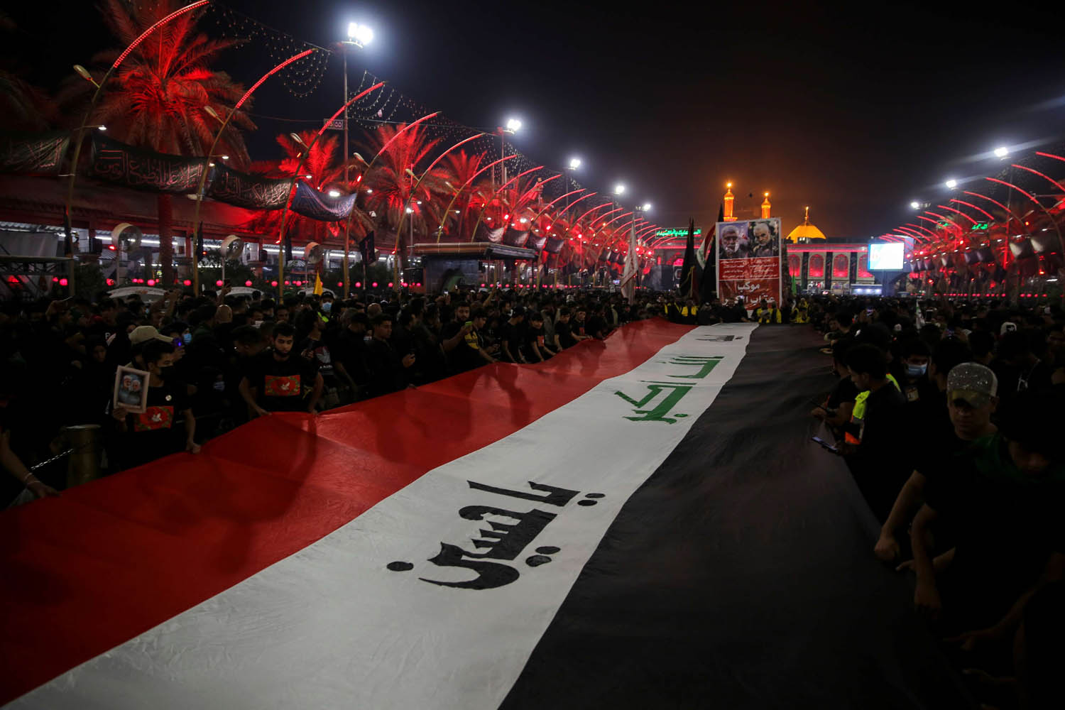 عراقيون يحتقلون بالاربعبنبة الحسين بتغيير العلم العراقي