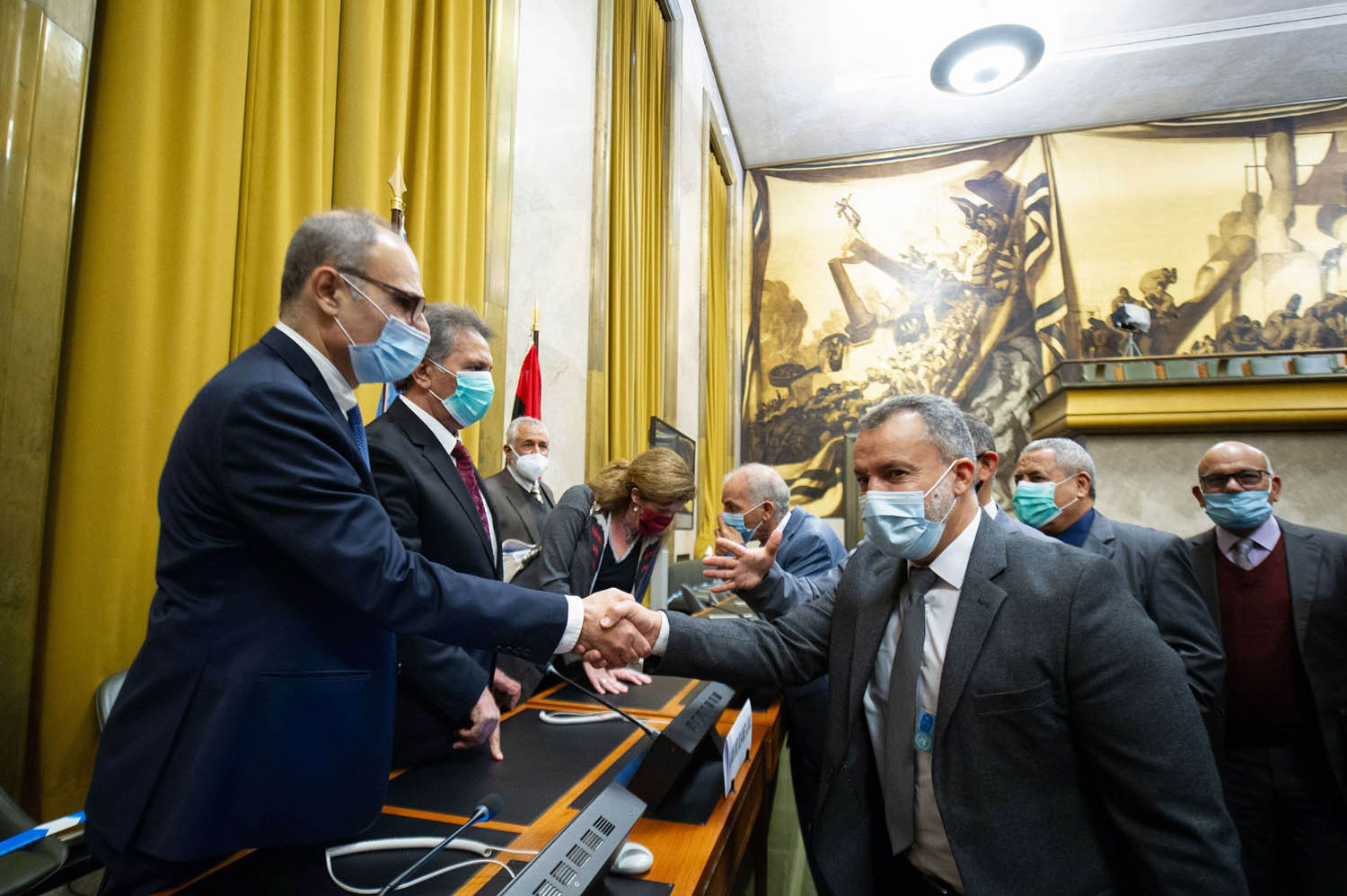 مصافحة بين وفدي حكومة الوفاق وحكومة شرق ليبيا في جنيف