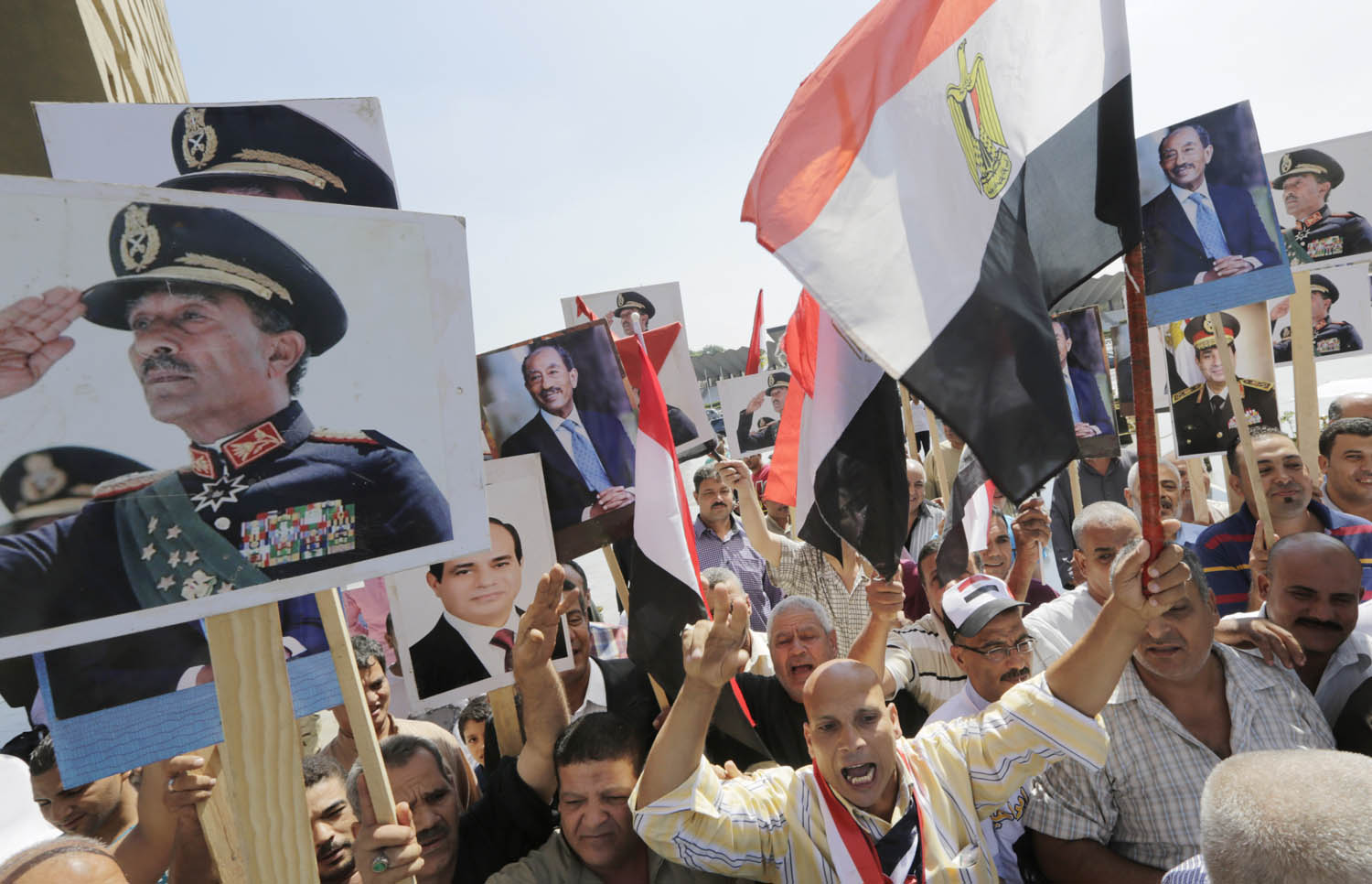 مصريون يلوحون بصور الرئيس الراحل انور السادات