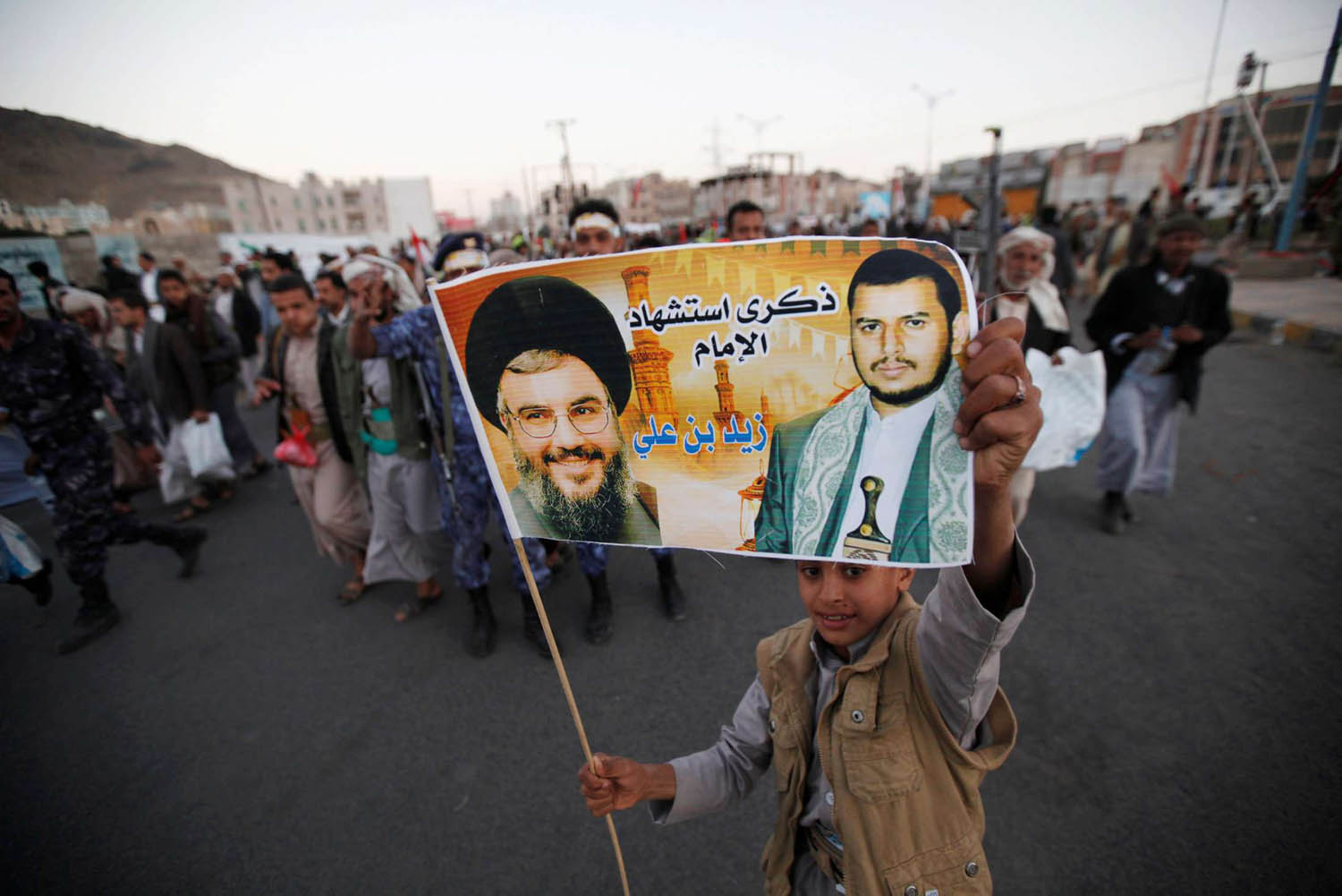 حوثيون يرفعون صورا لزعيمهم عبدالملك الحوثي وزعيم حزب الله حسن نصرالله
