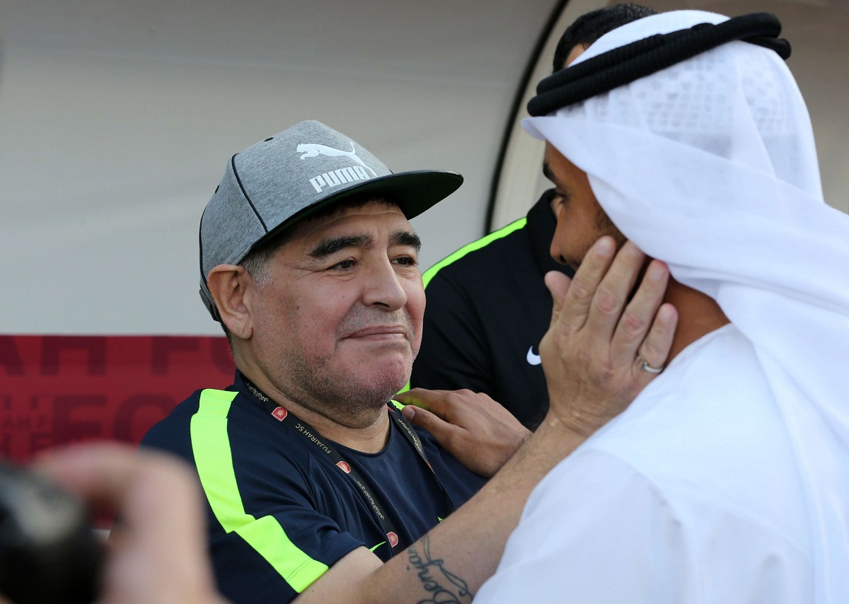 مارادونا مع مدير نادي الفجيرة عام 2018