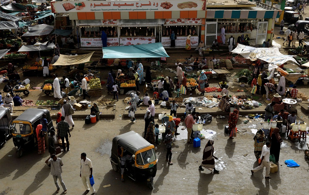 سكان سودانيون يتسوقون في سوق بالخرطوم