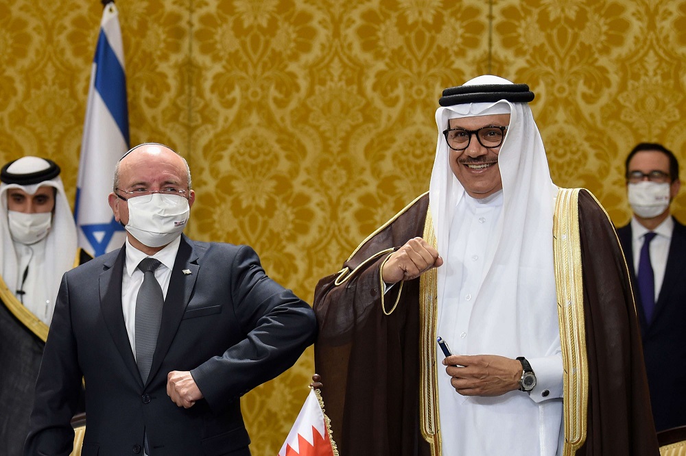 وزير الخارجية البحريني عبداللطيف الزياني (يمين) يلتقي الوفد الإسرائيلي