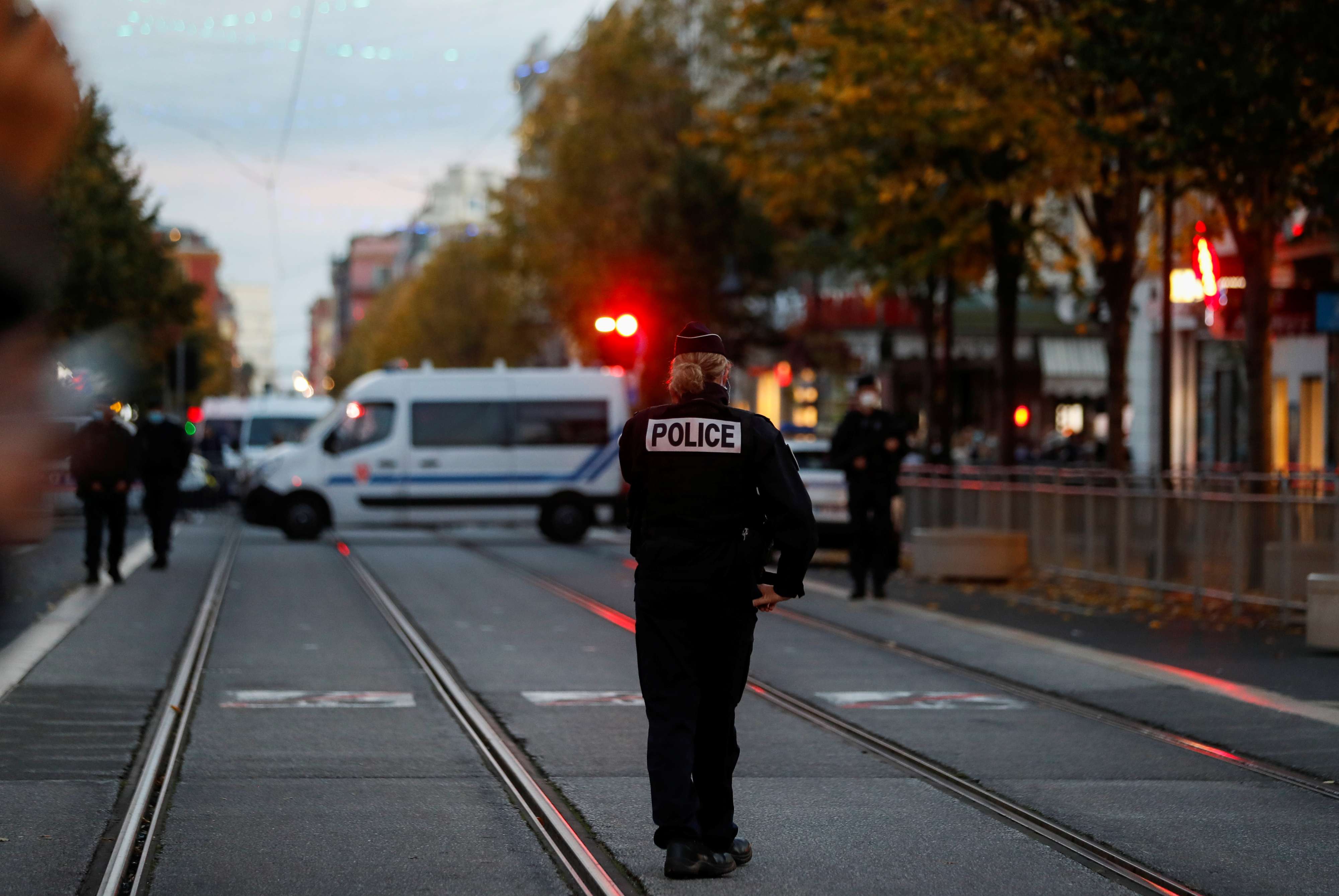 فرنسا تسعى لمواجهة الارهاب من جهة وتحسين صورتها امام المسلمين من جهة اخرى