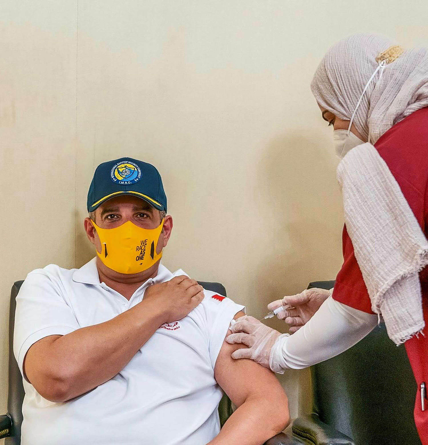 ولي عهد البحرين الشيخ سلمان بن حمد يتلقى جرعة من اللقاح الصيني