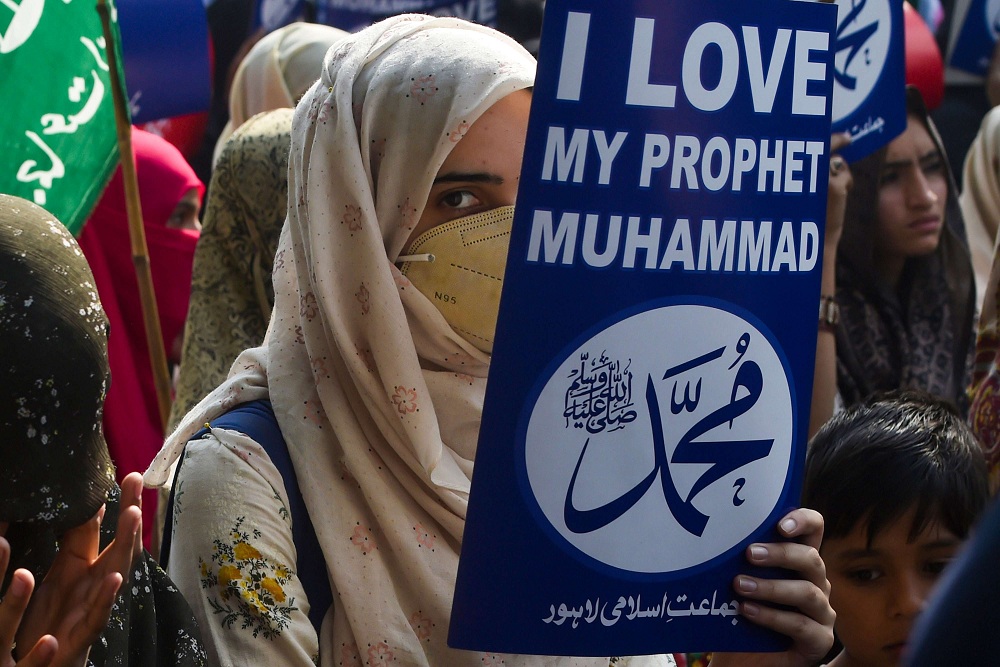 موجة غضب في العالم الاسلامي احتجاجات على موقف ماكرون من رسوم اعتبرت مسيئة للنبي محمد
