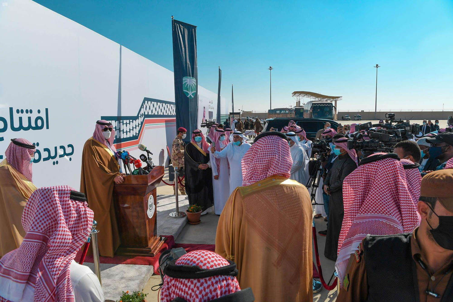 سعوديون يحتفلون بفتح معبر جديدة عرعر على الحدود مع العراق