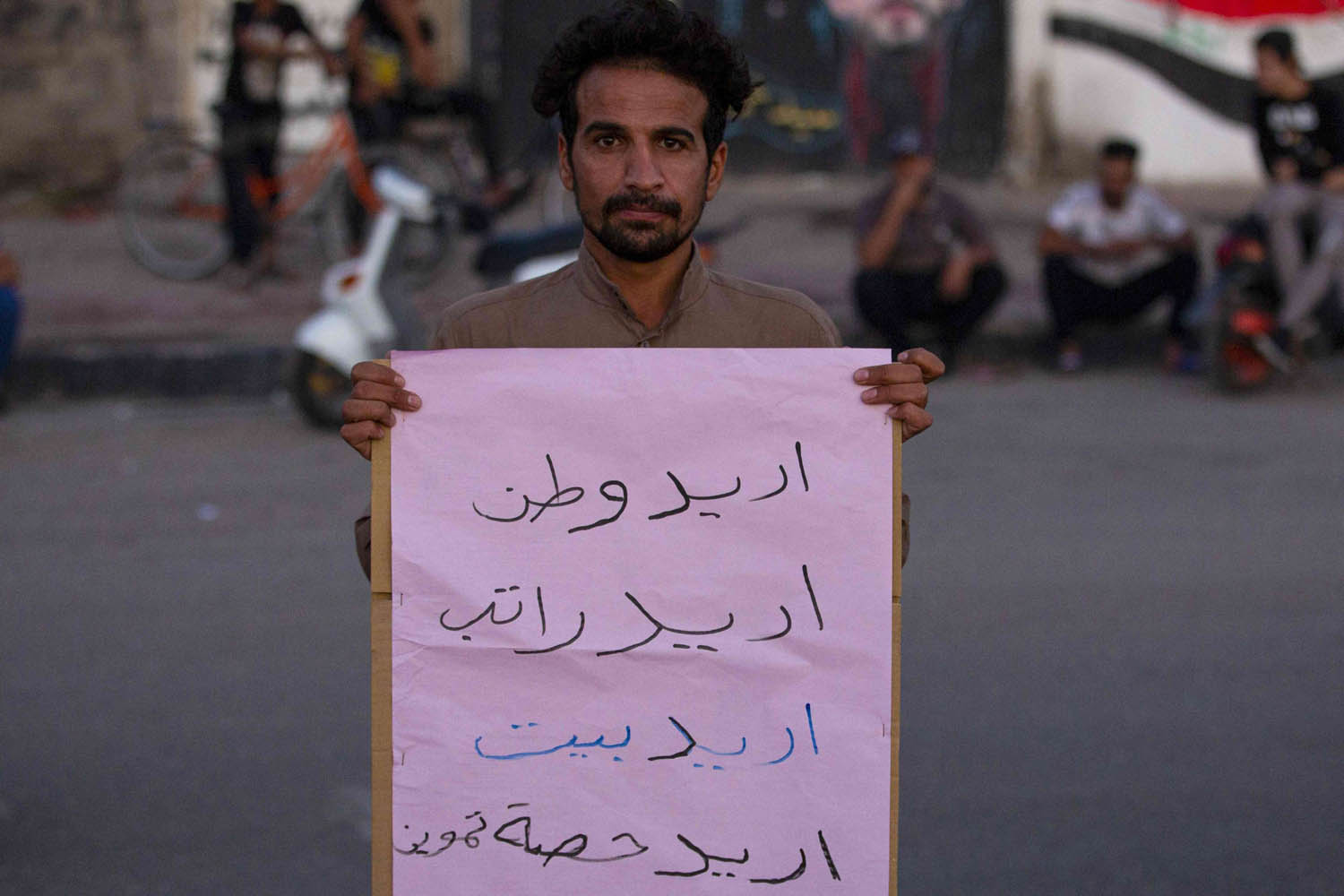 عراقي يحتج على الحكومة وتوزيعها الموارد