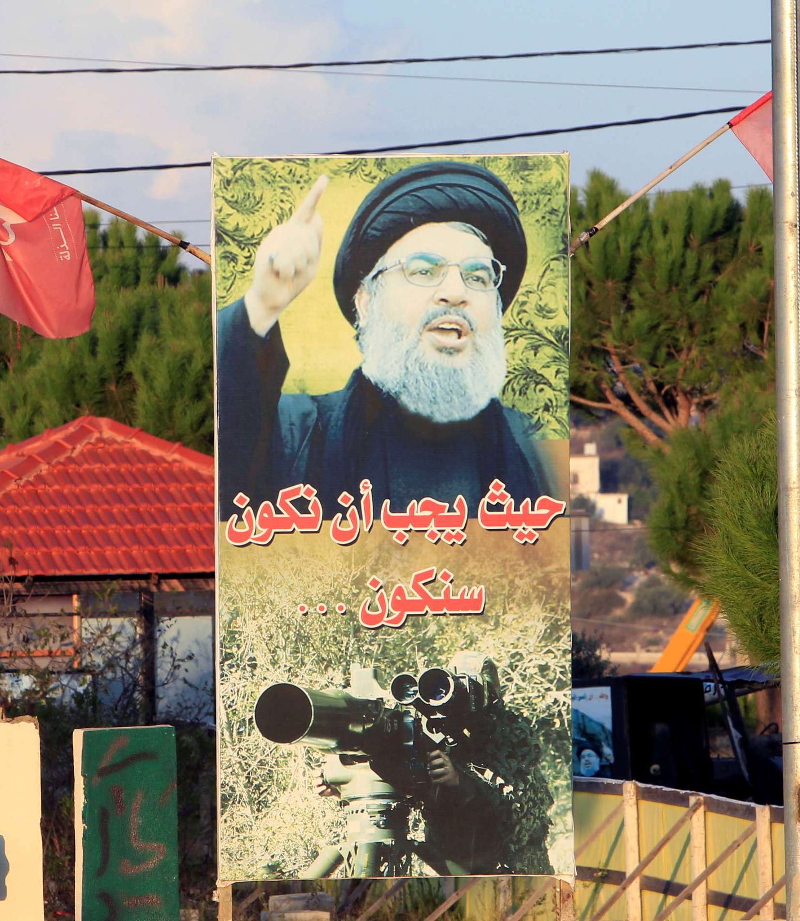 حزب الله الذي تحاصره الضغوط الخارجية يبحث عن صفقة تبقي على نفوذه في لبنان