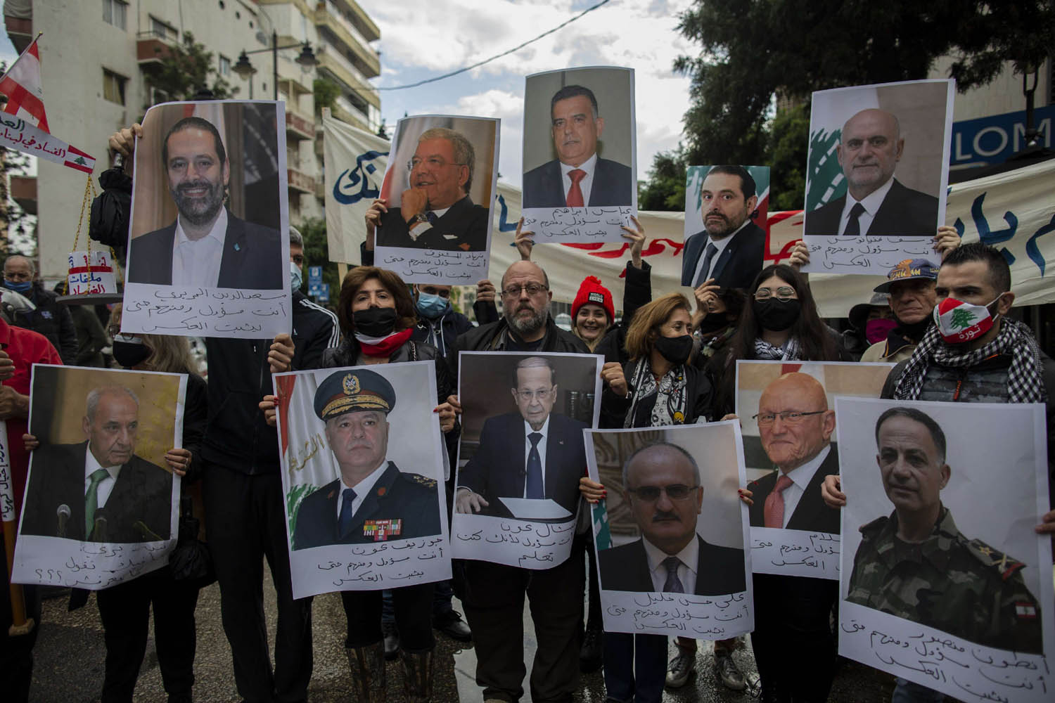 محتجون يرفعون صورا لكبار المسؤولين اللبنانيين الحاليين والسابقين