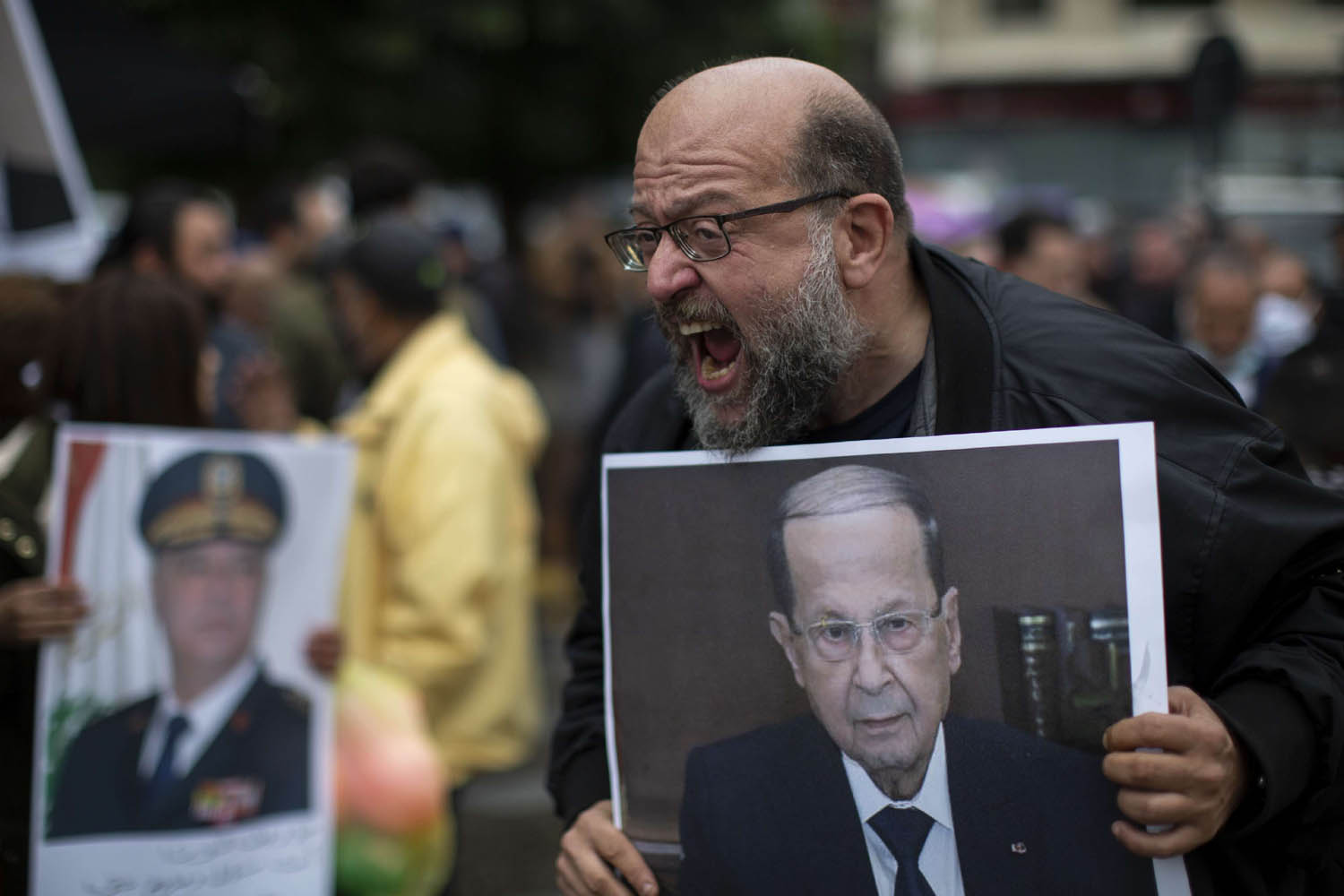 محتج وسط بيروت يرفع صورة الرئيس عون