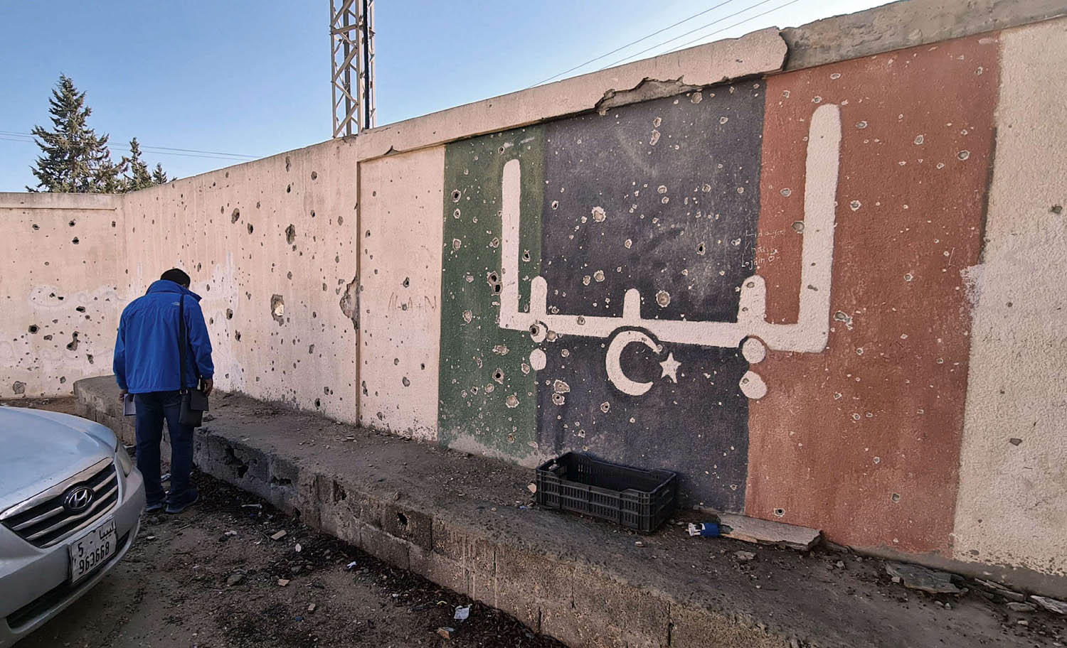 ليبي ينظر إلى اثار قتال في مدرسة في طرابلس