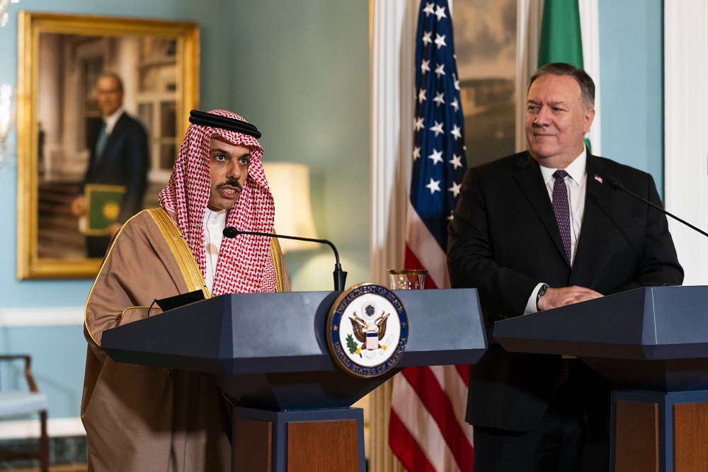 وزيرا الخارجية الأميركي مايك بومبيو والسعودي الأمير فيصل بن فرحان آل سعود 