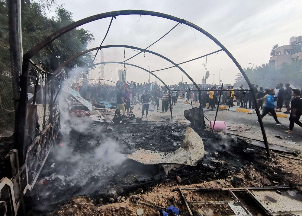 اقتحام أنصار الصدر لساحة الاحتجاج في الناصرية وبغداد تنذر بموجة عنف جديدة