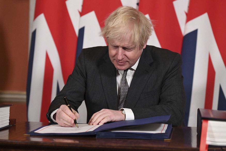 رئيس الوزراء البريطاني يوقع على الاتفاق التجاري