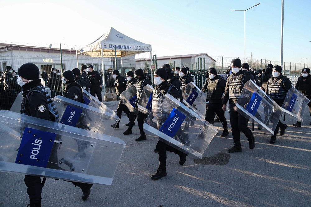 الشرطة التركية تقف أمام محكمة خلال محاكمة مئات الضباط