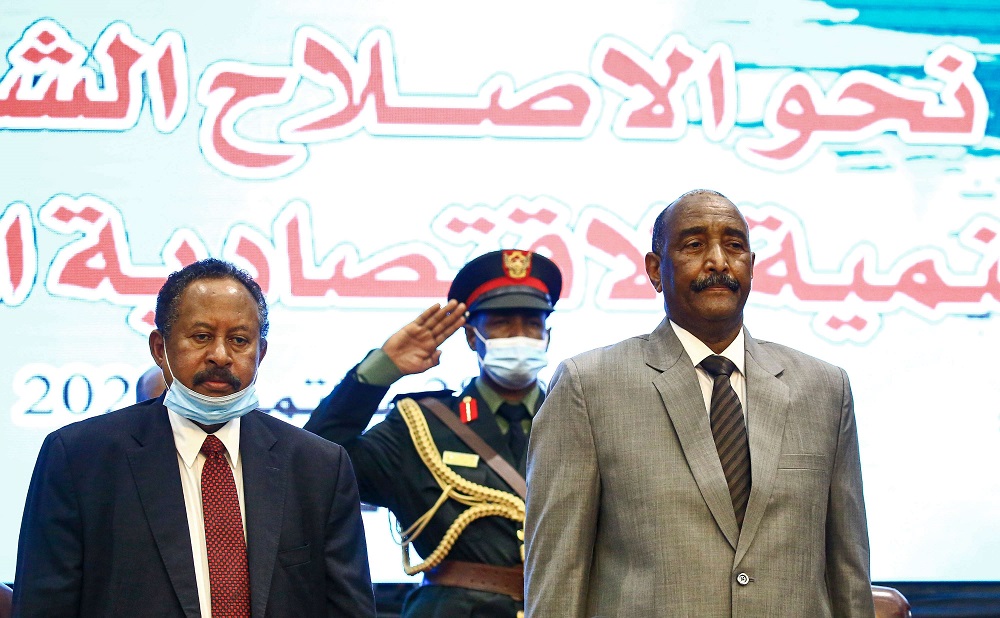رئيس مجلس السيادة في السودان عبدالفتاح البرهان (يمين) ورئيس الحكومة الانتقالية عبدالله حمدوك