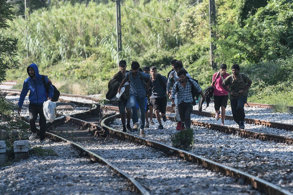 معاناة قاسية يعيشها اللاجئون العرب على الحدود التركية اليونانية